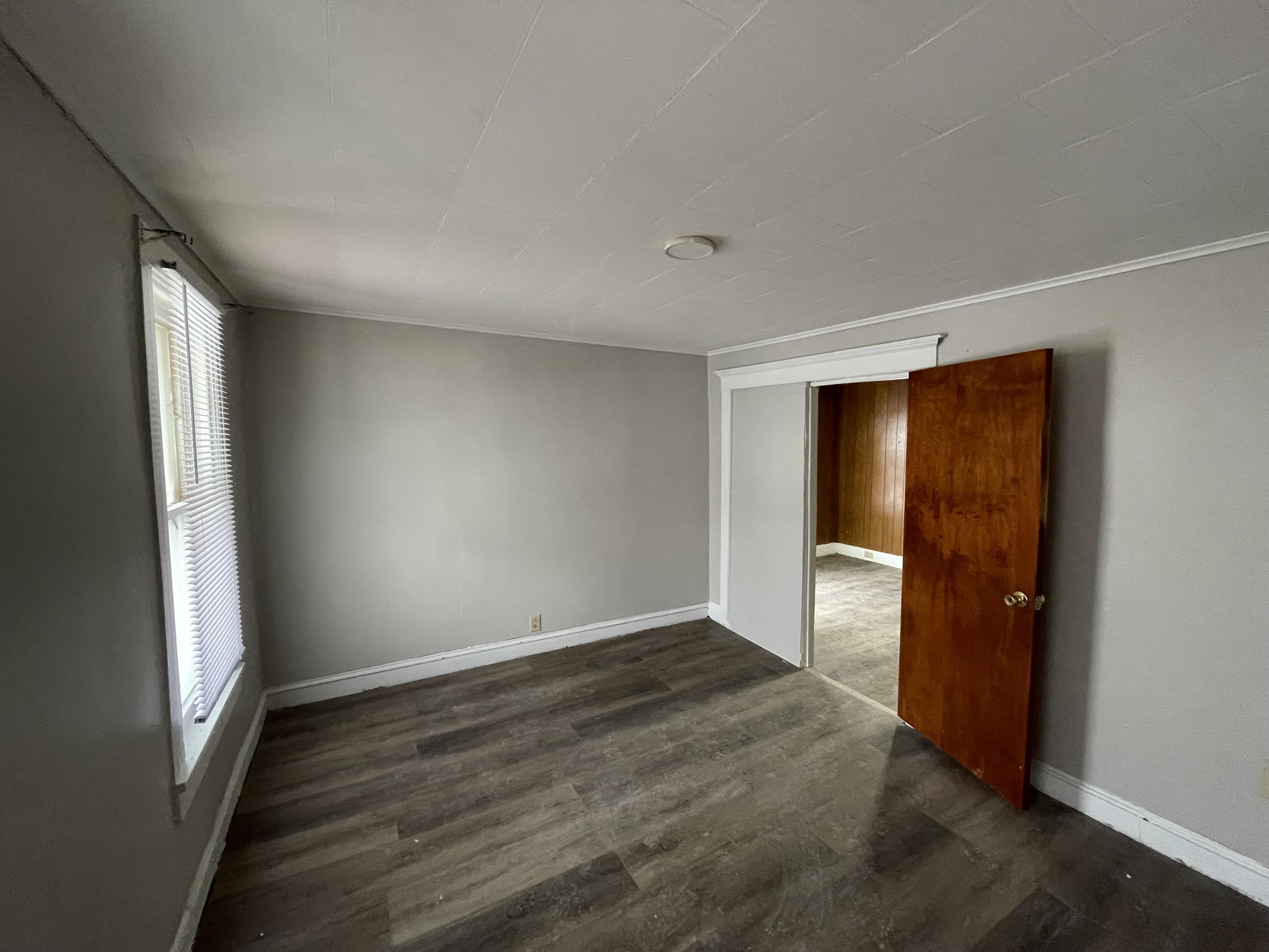 213 W SMITH ST